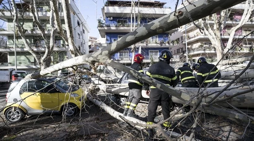 Οκτώ οι νεκροί από τη σφοδρή κακοκαιρία που πλήττει την Ευρώπη -Οι άνεμοι ξεπερνούν τα 200 χλμ. (βίντεο)